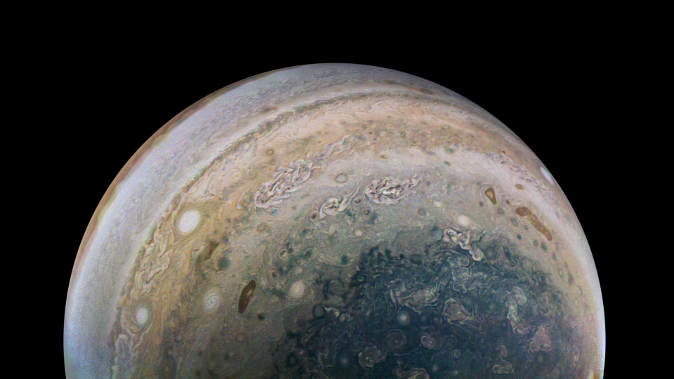 Dusky green south polar region across the terminator